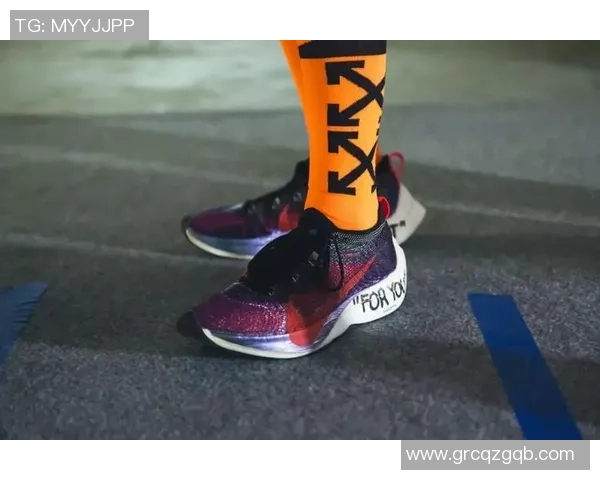 球星背包挂件足球造型，展现运动魅力与个性风格，成为潮流配饰新宠